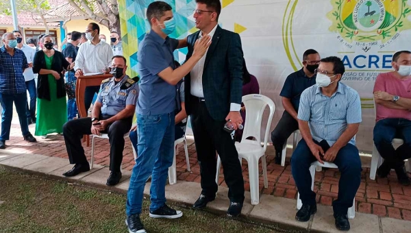 Após reclamar de “vagas garfadas”, Calegário aparece sem qualquer cerimônia em solenidade e ainda dá discurso