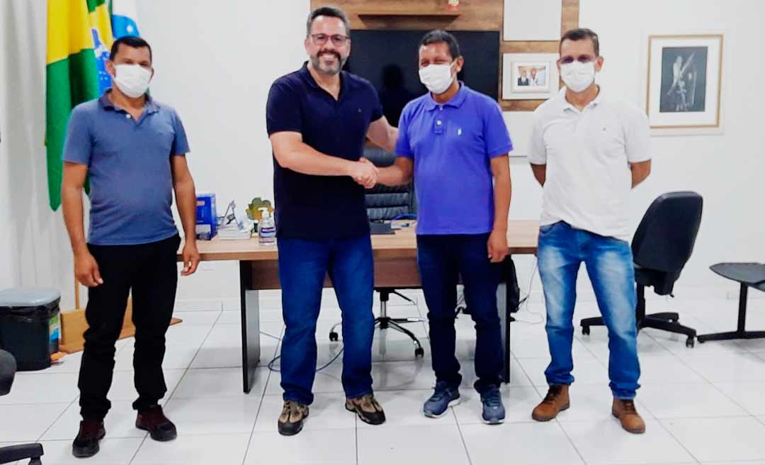 Alan Rick trata da construção de escola e quadra poliesportiva em Marechal Thaumaturgo