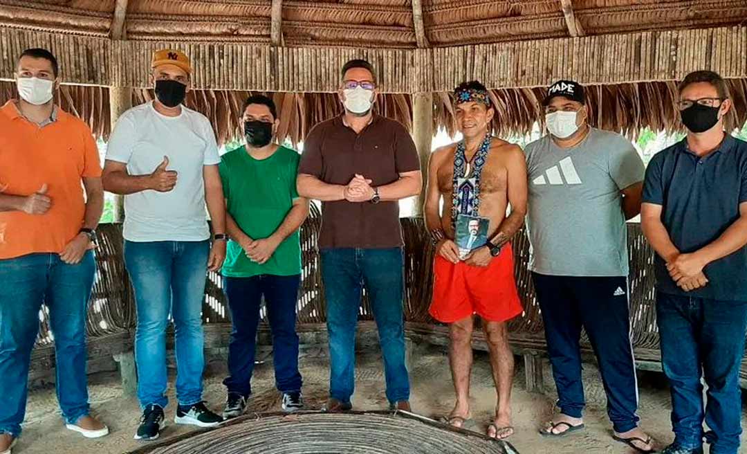 Alan Rick garante recurso para instalação de laboratório na unidade de saúde da aldeia Puyanawa