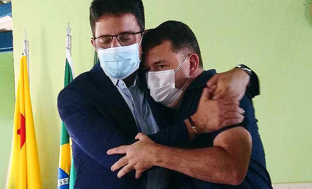 Apontado por Gladson como preferido para vice, Alysson entrega cargo de secretário