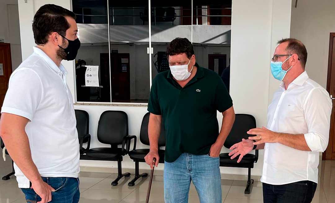 Defensores da causa animal, Jarude e Flaviano visitam clínica veterinária da Ufac