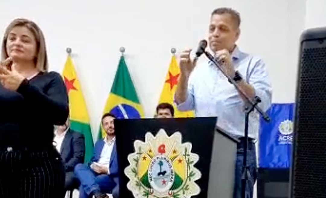 Com poucos dias liberado da UTI, Rocha sente mal-estar durante discurso na visita de ministro da Educação