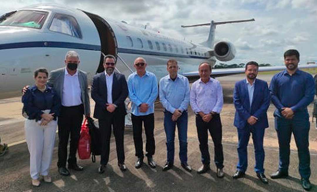 Rocha recebe ministro da Educação no aeroporto e alfineta Gladson: “está em Miami”