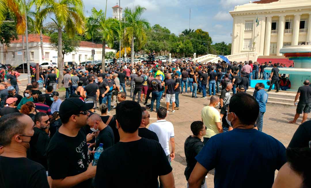 Com adesão de oficiais, militares voltam a protestar em frente ao Palácio