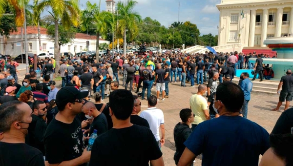 Com adesão de oficiais, militares voltam a protestar em frente ao Palácio