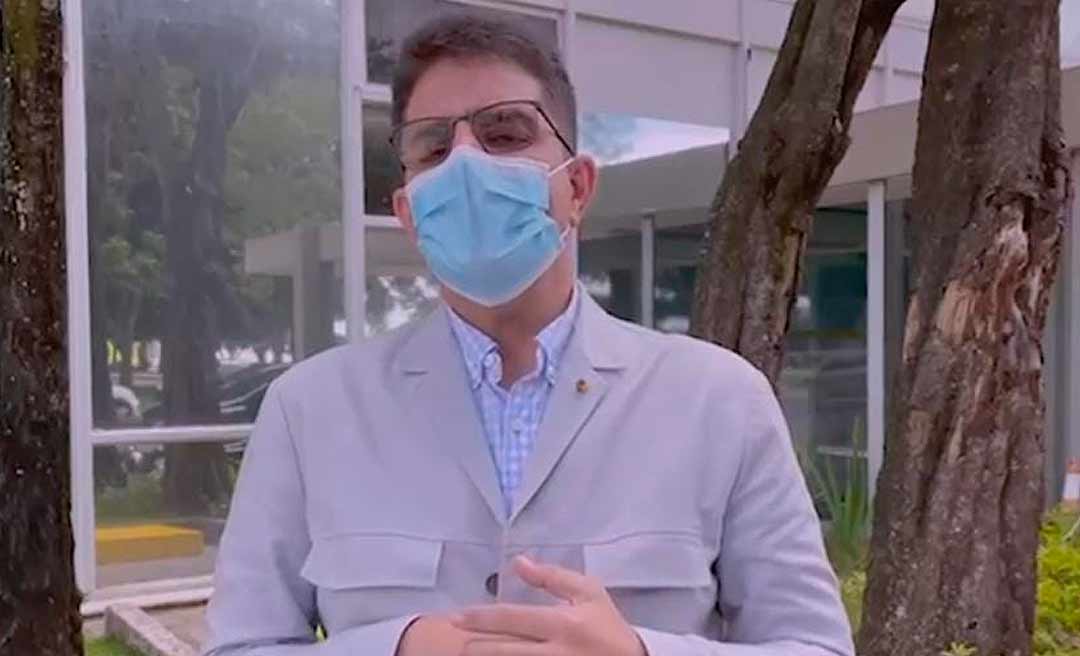 Gladson anuncia que governo vai distribuir absorventes a alunas de baixa renda do Estado