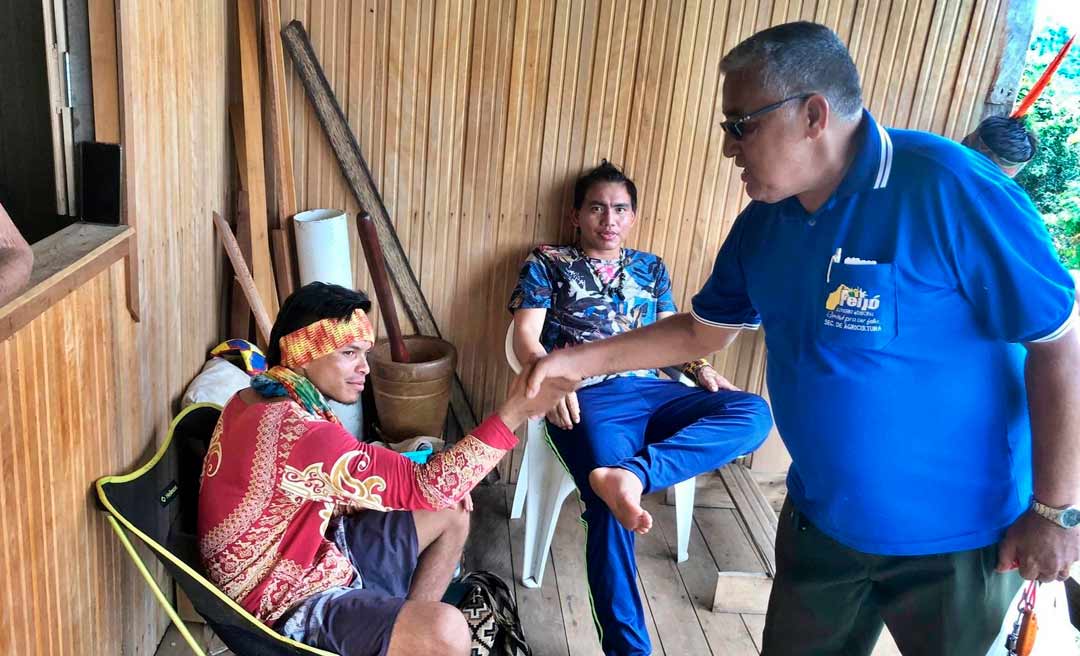 Secretário visita aldeia e quer viabilidade para curso de artesanato indígena em Feijó
