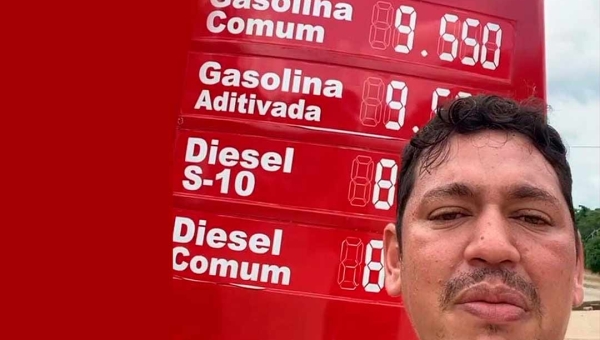 Cesário do PT mostra preço da gasolina a R$ 9, 55 em Thaumaturgo e culpa Bolsonaro