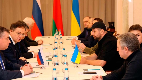 Negociações de cessar-fogo começam na Bielorrúsia quatro dias após invasão da Ucrânia