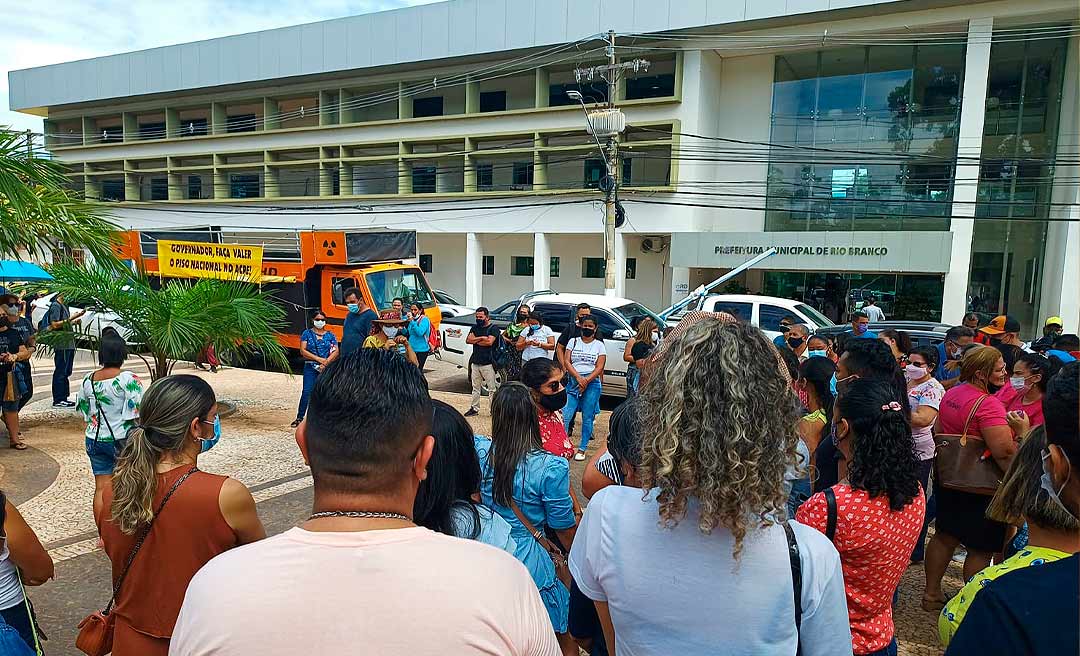 Em greve, servidores da Educação municipal protestam na frente da prefeitura de Rio Branco
