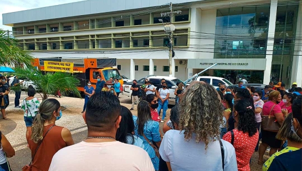 Em greve, servidores da Educação municipal protestam na frente da prefeitura de Rio Branco