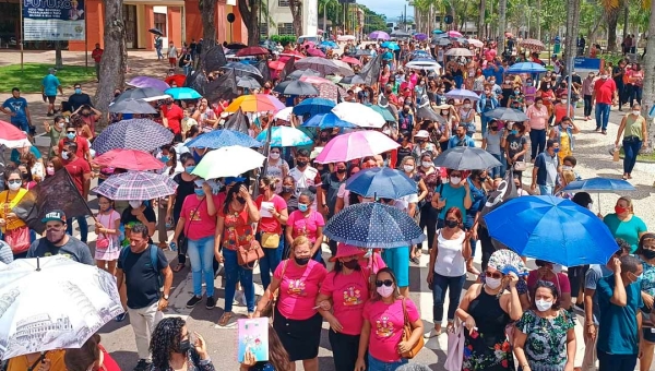 Protestando contra Gladson e Bocalom, servidores da Educação em greve caminham no centro de Rio Branco