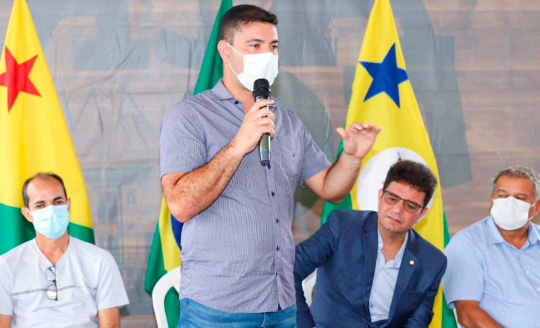 Durante entrega de hospital de Mâncio Lima Nicolau apresenta reivindicações ao governador