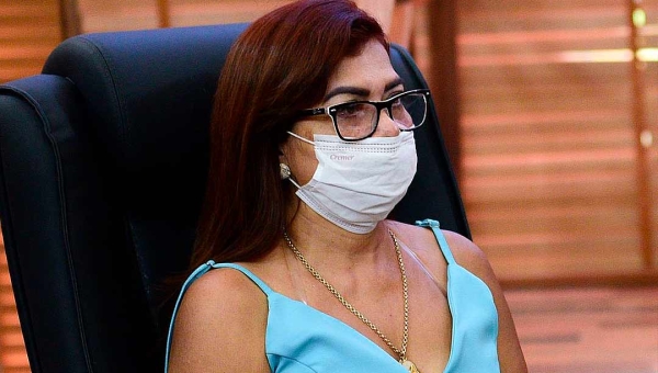 Na Aleac, Alcilene Gurgel defende a convocação de novos professores e a inclusão de aposentados na discussão salarial