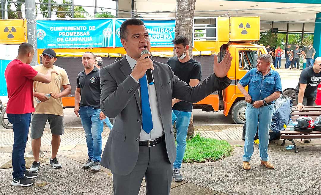 Pressionado em ato da PM, deputado desabafa: “O que o senhor quer que eu faça? Que eu vá lá no Gladson e coloque uma arma na cabeça dele? Vá lá com a sua pistola!”