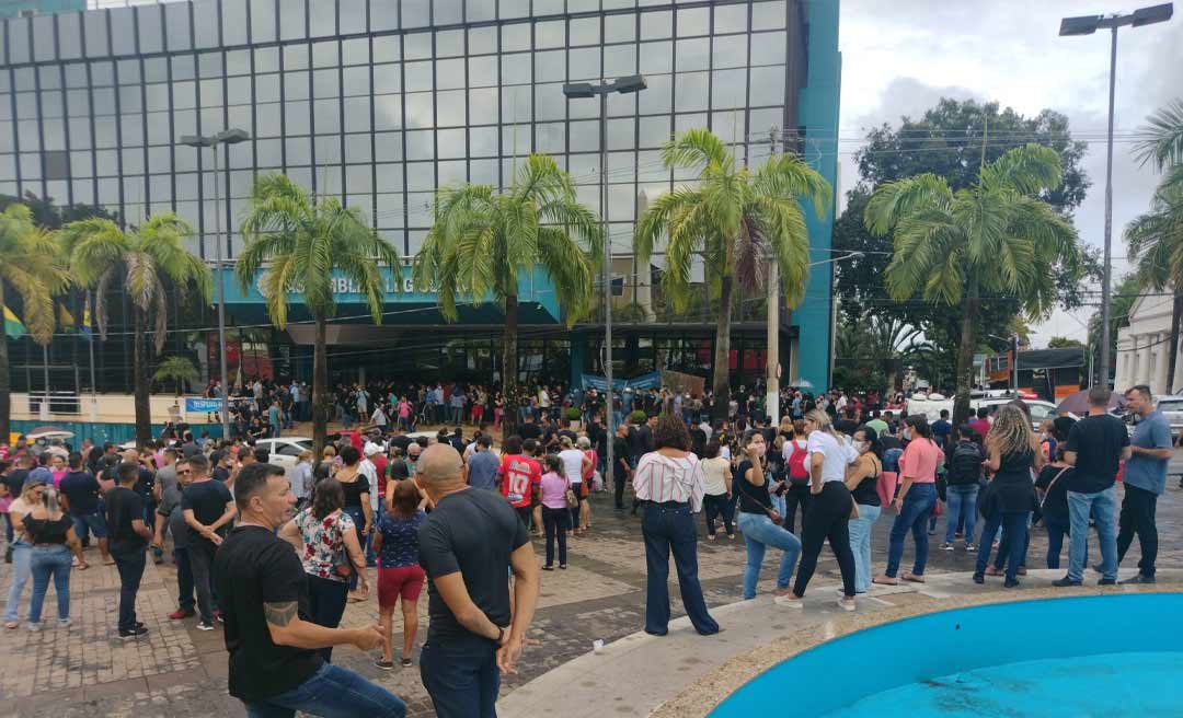 Servidores "invadem" centro de Rio Branco e realizam a maior manifestação dos últimos anos
