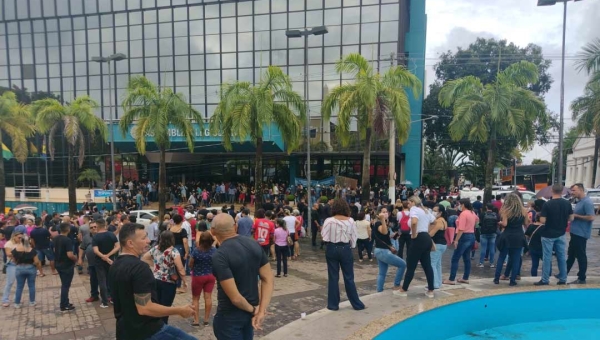 Servidores "invadem" centro de Rio Branco e realizam a maior manifestação dos últimos anos