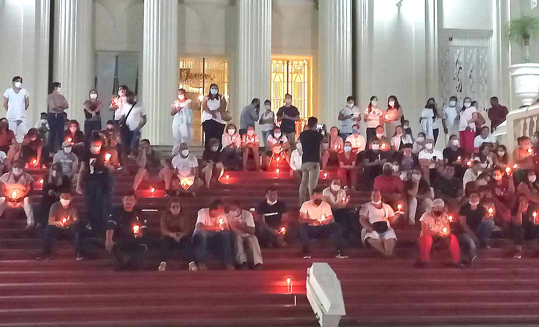 Servidores da saúde fazem vigília e ocupam escadaria do Palácio Rio Branco