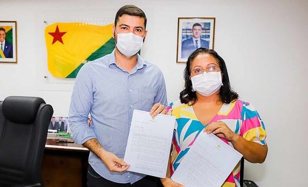 "É o governo cumprindo a palavra”, diz Nicolau ao receber projeto do auxílio alimentação para servidores da saúde