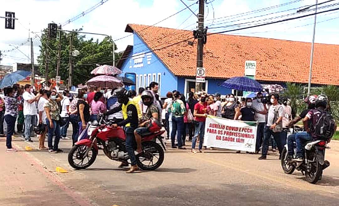 Trabalhadores da Saúde protestam na UPA da Sobral e fecham avenida