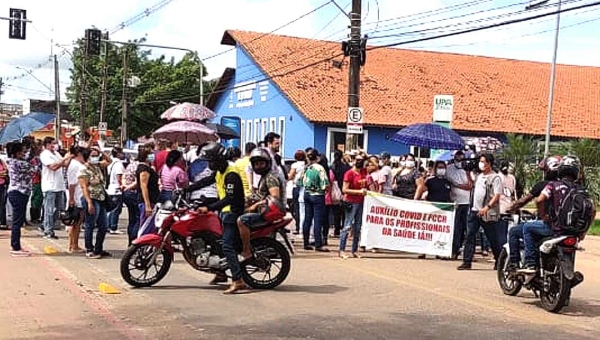 Trabalhadores da Saúde protestam na UPA da Sobral e fecham avenida