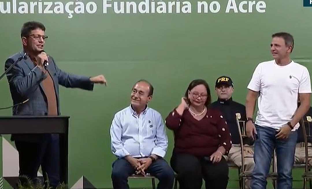 Gladson fica irritado com Bocalom e puxa orelha de prefeito durante solenidade com Bolsonaro: “vamos tapar os buracos da cidade”
