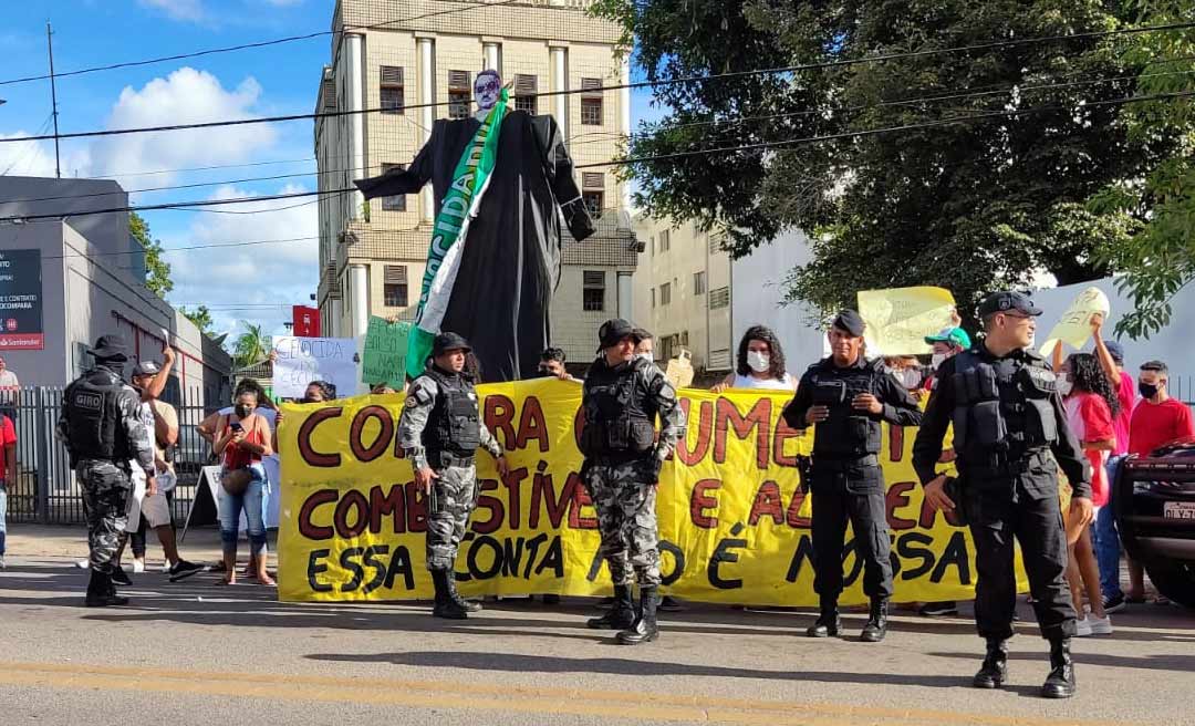 Aos gritos de "fora genocida",Bolsonaro chega para inauguração da nova emissora de TV do Acre