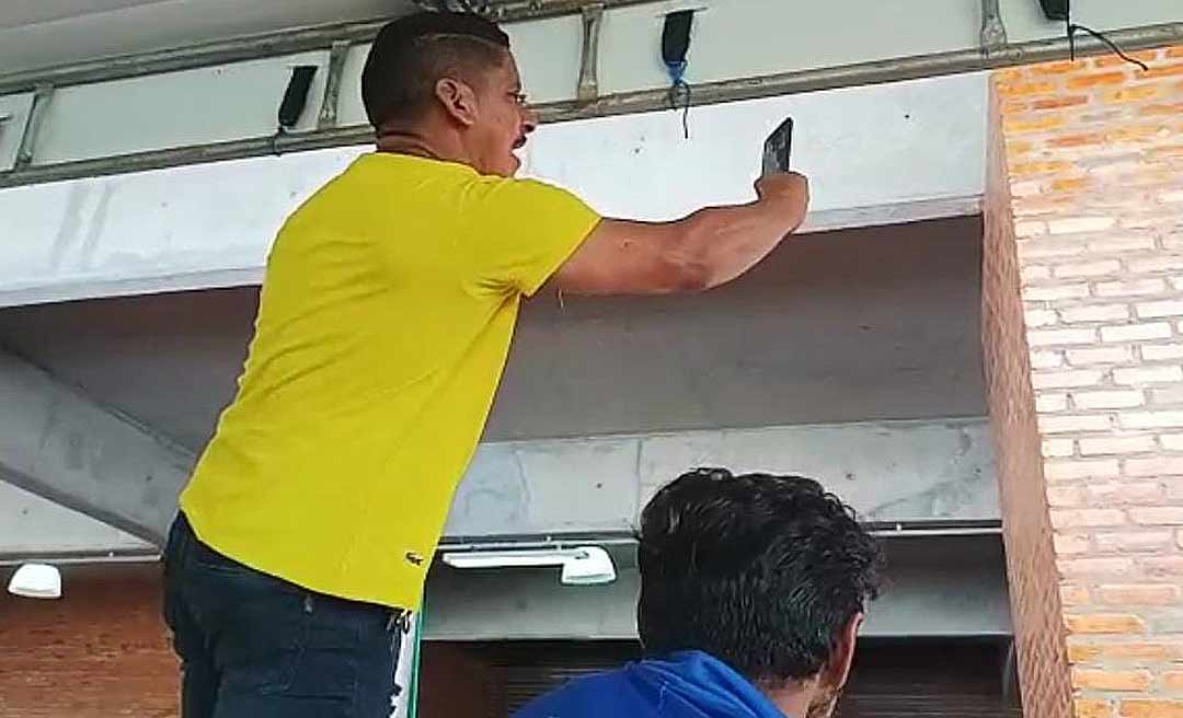No Acre, militante sobe em grade e grita para Bolsonaro: “Eu te amo, eu te adoro, Bolsonaro! Tu é maravilhoso, nunca roubou!”