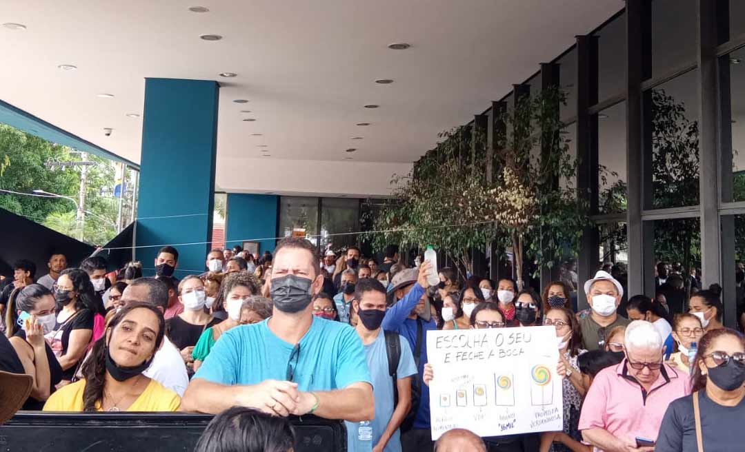 Servidores da Saúde, Educação e Segurança Pública protestam e tomam o centro de Rio Branco