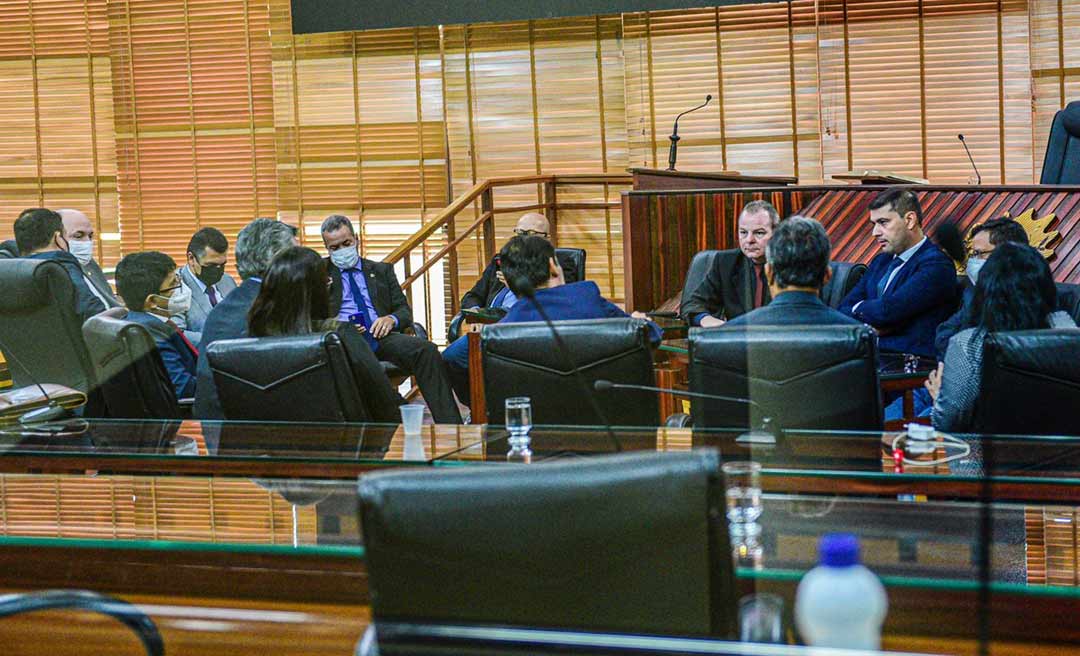 Com veto sobre o projeto de Gehlen assombrando o Palácio Rio Branco, deputados fazem reunião de emergência