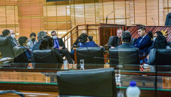 Com veto sobre o projeto de Gehlen assombrando o Palácio Rio Branco, deputados fazem reunião de emergência