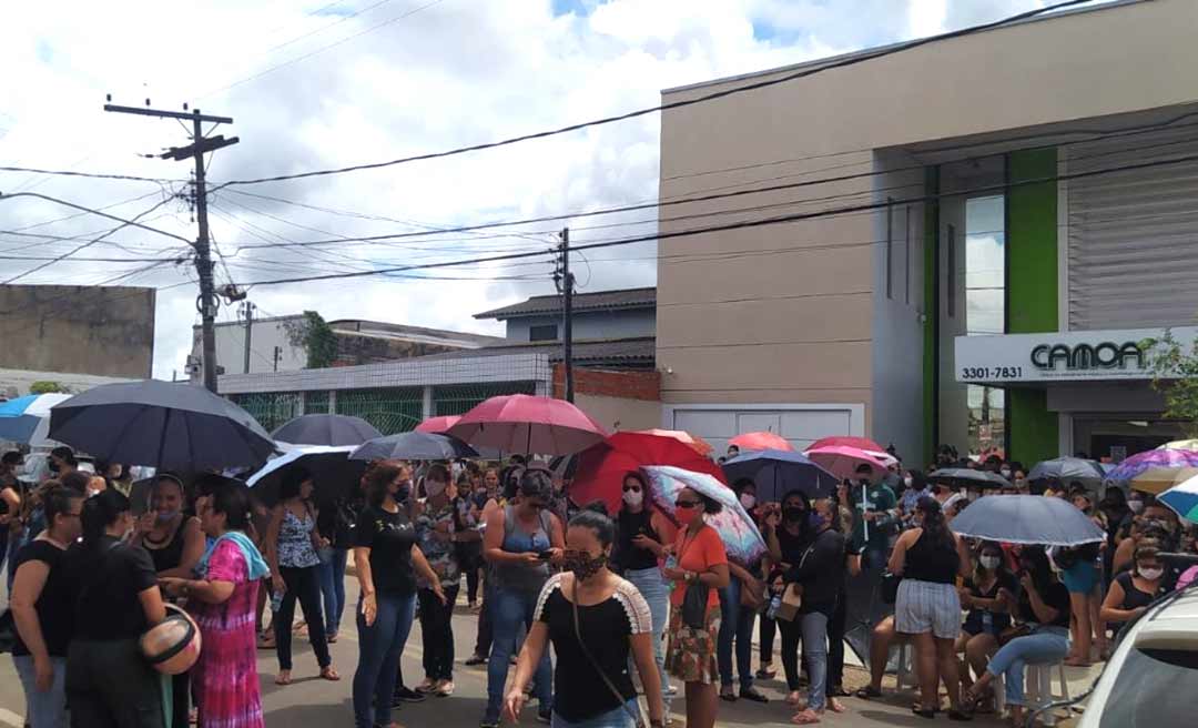Servidores da Educação voltam a bloquear rua da Câmara Municipal de Rio Branco