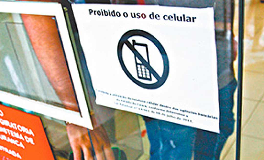 Proibição do uso de celular em agências bancárias cai após lei de Neném ser mantida