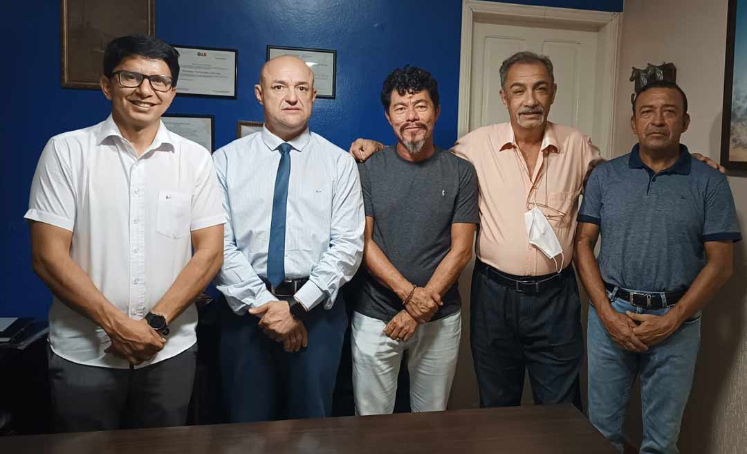 Pré-candidato a deputado e avaliando convites de partidos, advogado Romano Gouveia tem reunião com Jenilson Leite