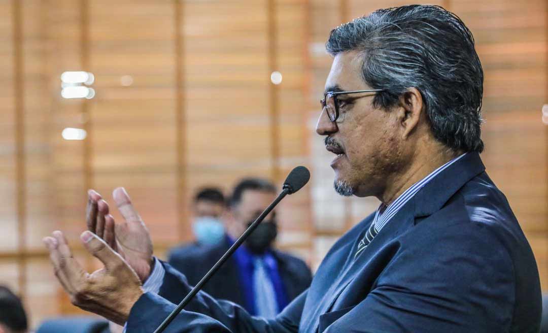 Edvaldo diz que proposta de reajuste geral é indecente e defende auxílio alimentação para todos