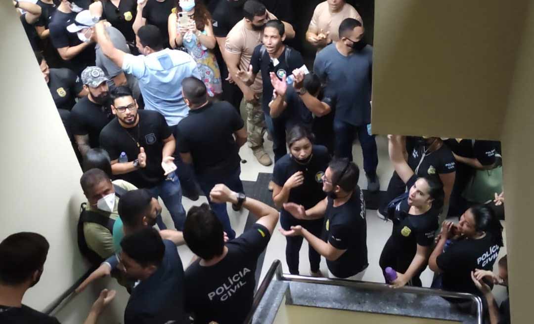 Policiais penais lotam corredores da Aleac em dia de votação