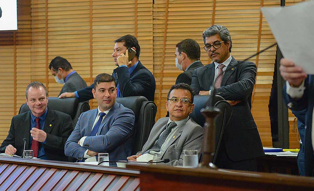 Deputados aprovam reajuste geral de 5,42% e pacotão de auxílios para os servidores