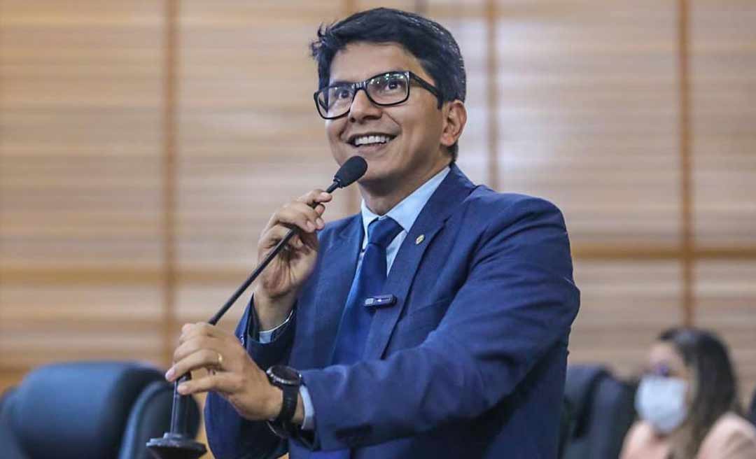 Servidores na Aleac gritam em peso o nome de Jenilson Leite: "Governador!"