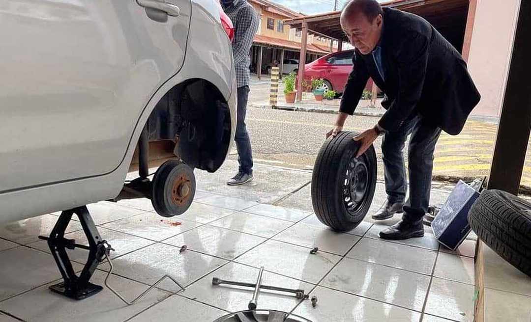 Bocalom troca pneu do carro e internauta critica: “deve ter sido por causa de algum buraco da cidade”