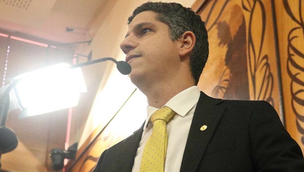 Deputado Calegário diz que há candidatos sendo comprados com cheque pré-datado e sem fundo