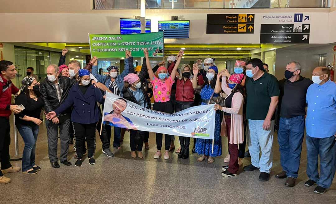 Jéssica Sales é recepcionada no aeroporto pelos pais e pela militância do MDB e reforça pré-candidatura ao Senado