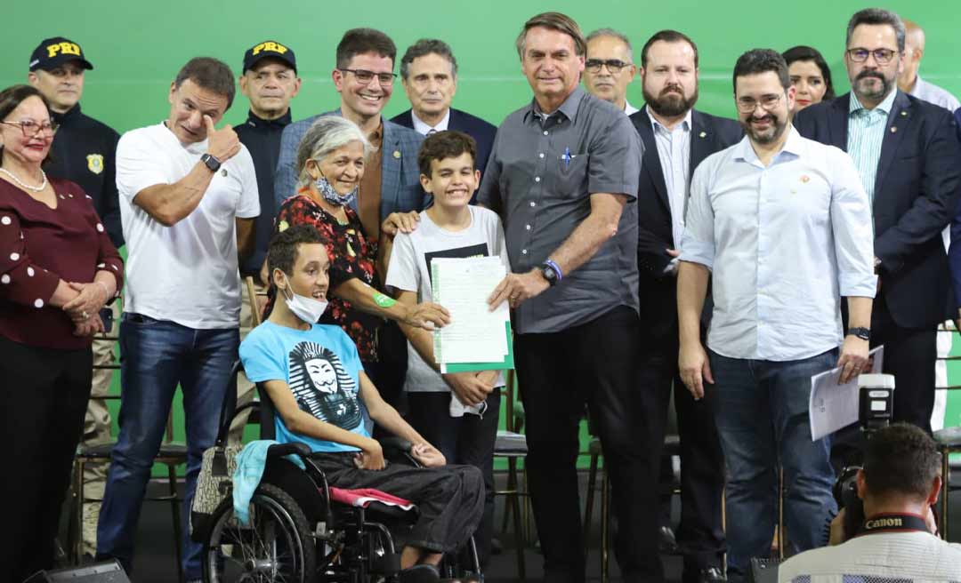 Folha destaca que Bolsonaro entregou títulos definitivos sem registro no Acre e cita Notícias da Hora