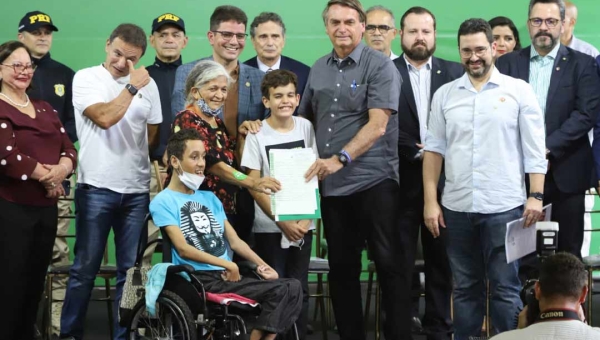 Folha destaca que Bolsonaro entregou títulos definitivos sem registro no Acre e cita Notícias da Hora