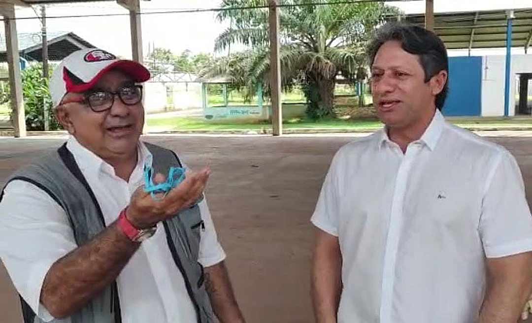 Dudé usa cabo azul de telefone para explicar a coordenador da Expoacre que não é mais petista, mostra vídeo