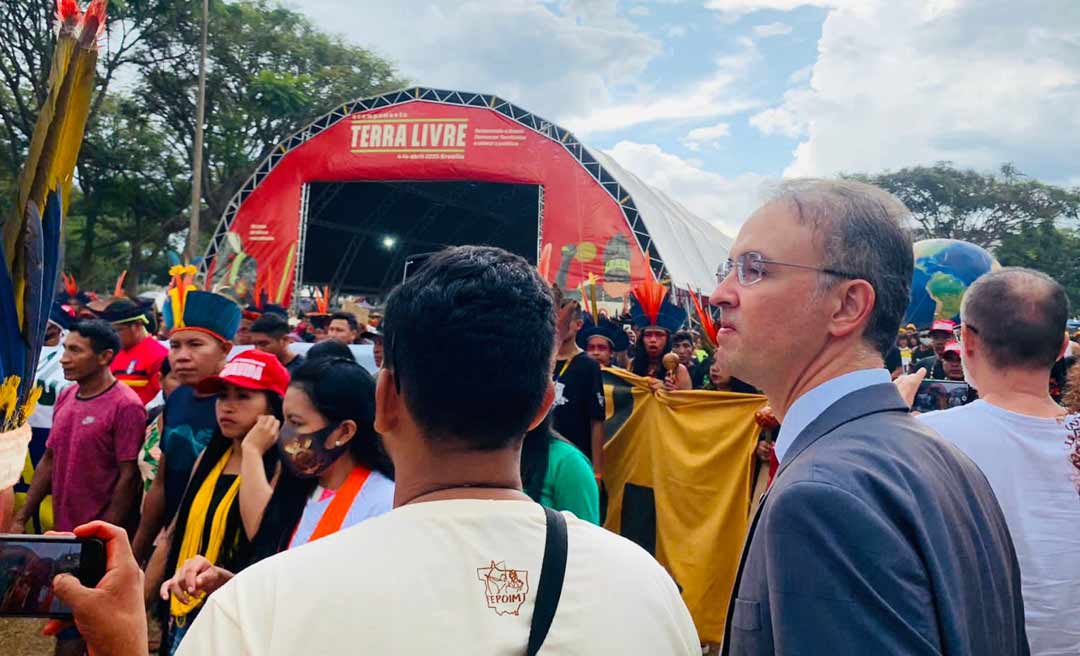 Leo de Brito participa de ato em defesa dos povos indígenas em Brasília