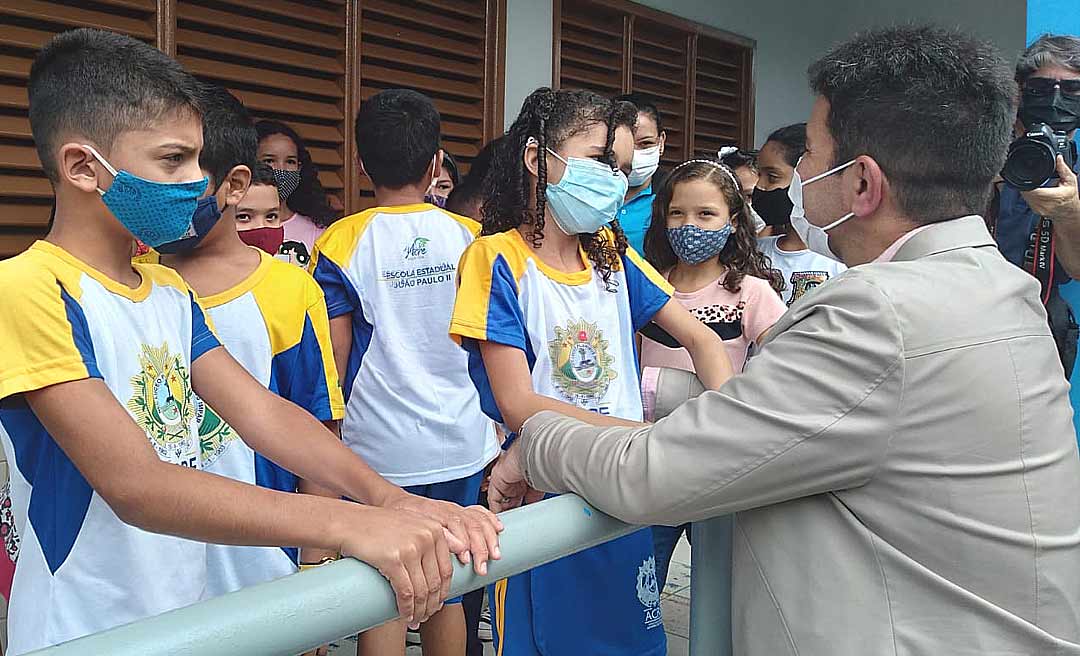 Volta às aulas no Estado tem visita de Gladson à escola em Rio Branco com entrega de reforma e quadra de grama sintética
