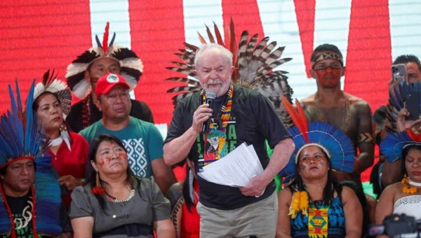 Lula promete ministério e fim de proposta de exploração das terras indígenas