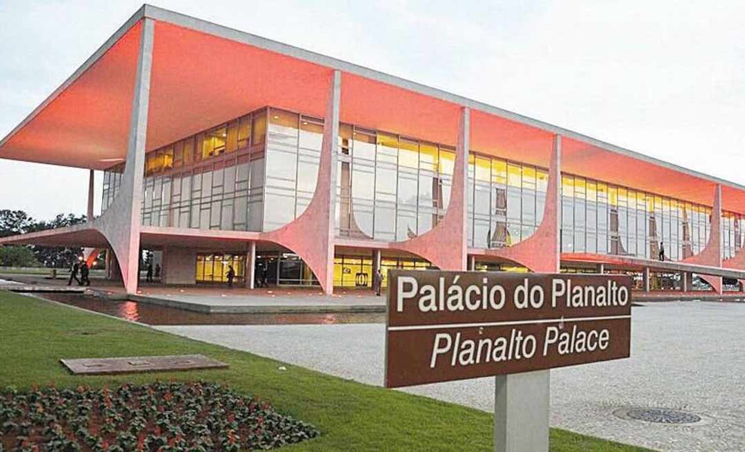 Governo Bolsonaro prevê reajuste e reestruturação de carreiras de servidores em 2023