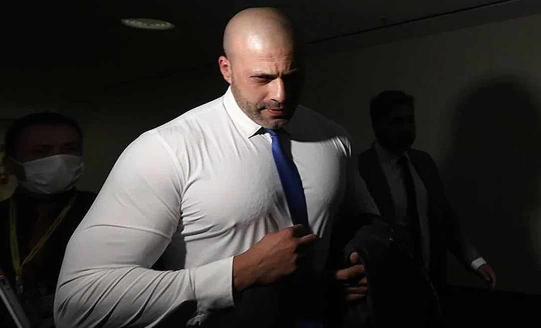 Após condenação no STF, Bolsonaro edita decreto e perdoa crimes do deputado Daniel Silveira