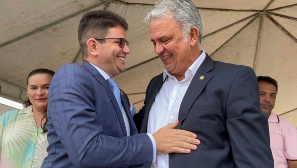 Adversários, Gladson e Petecão se reencontram no aniversário de Tarauacá e trocam sorrisos e abraços